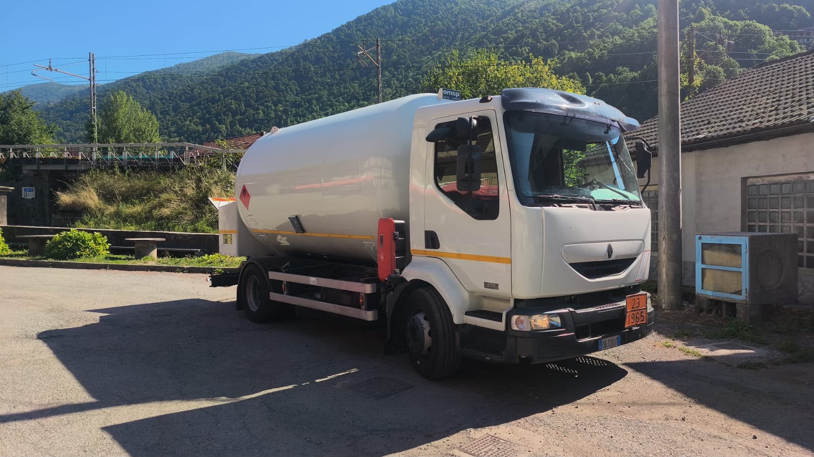 Autobotte per GPL in una valle piemontese