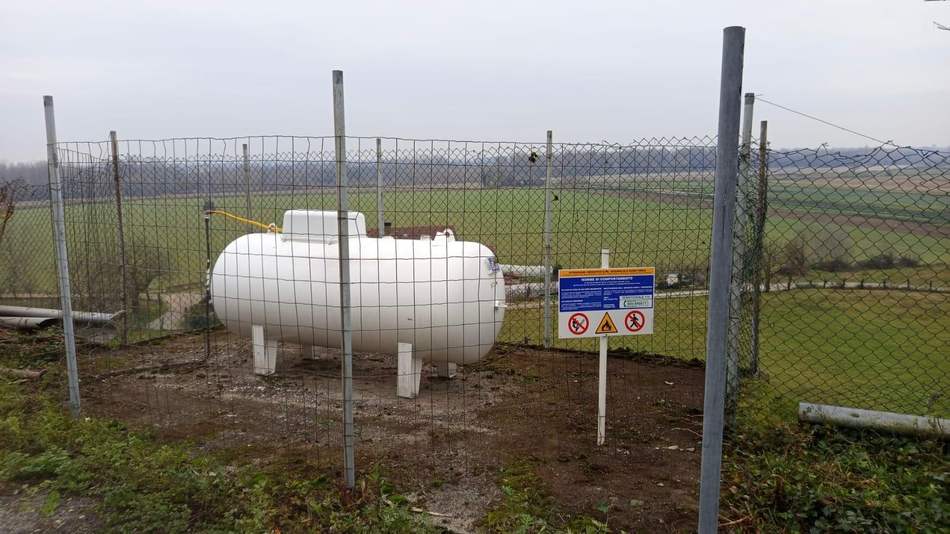 Serbatoio GPL fuori terra installato entro recinzione dedicata