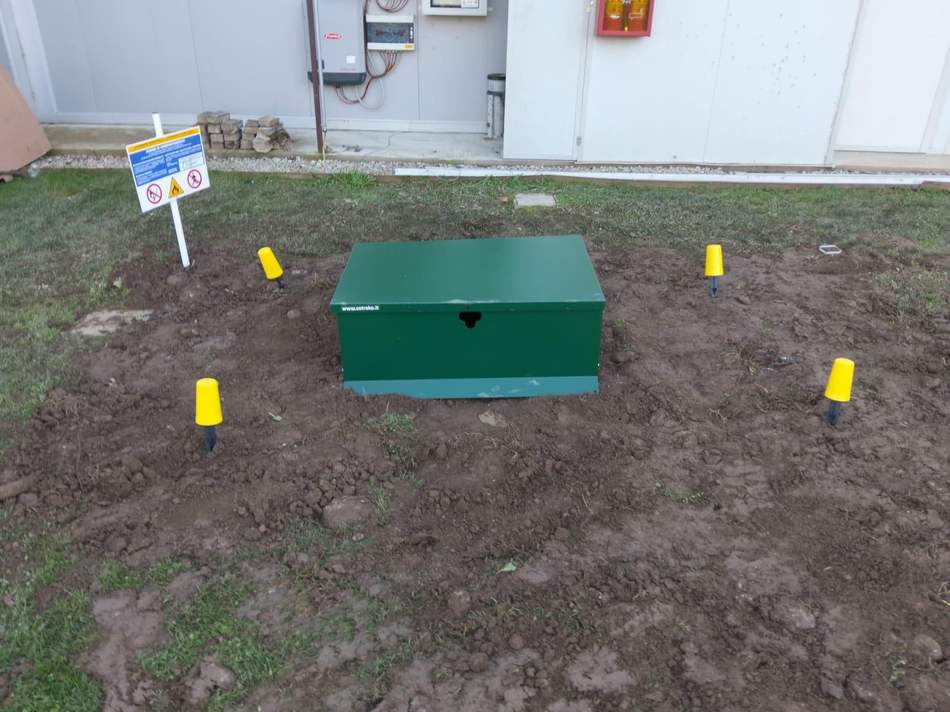 Cassa di protezione verde del pozzetto di un serbatoio GPL interrato appena installato