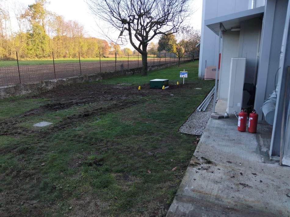Serbatoio GPL interrato appena installato nel giardino di un capannone in Piemonte