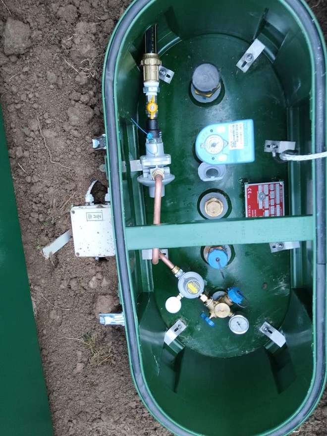 Sensore di telelettura NFC accanto al gruppo valvole di un serbatoio GPL interrato